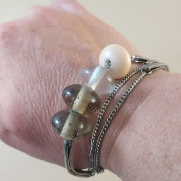 Anne Marie Chagnon Modernist Bracelet with Olive and Cream Beads - Picture 3 of 10